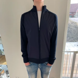 J.Lindberg cardigan  - J.Lindberg cardigan i mörkblå färg och storlek M, skriv för fler bilder/frågor🙌🏼