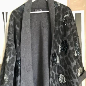 Grå leopardmönstrad cardigan jacka från Zadig & Voltaire - Säljer en grå cardigan jacka i Merino ull från Zadig & Voltaire med leopardmönster och paljettbroderier. Jackan har lång ärm och är i Merino ull . Aldrig använd så i toppskick! Strl är märkt XS/S men jag tycker den passar mera 38/40/42 Nypris var : över 6.000kr  Mitt pris: 1200