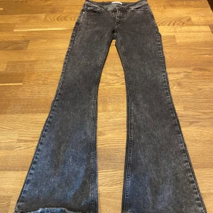 Svarta bootcut jeans - Säljer ett par svarta bootcut jeans från Gina tricot, storlek 34. 🖤 använda ett par gånger, är i bra skick.