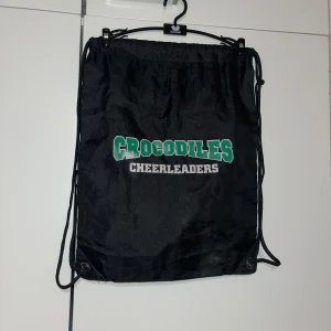 Jumppapussi - Seinäjoki Crocodiles cheerleaders seuran jumppapussi. Kissatalous MMM, lisätietoja saa kysymällä Katsothan myös muut ilmoitukseni Mikäli hinta ei miellytä tarjoa rohkeasti 