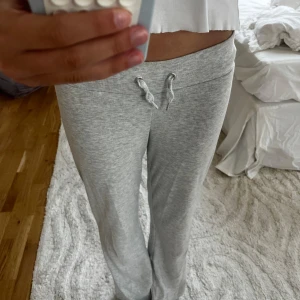 Mjukisbyxor - Säljer jättefina ljusgråa mjukisbyxor då de är för korta för mig!! Skulle passa någon som är runt 165