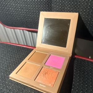 CAIA Classy Summer Face Palette - Snygg ansiktspalett från CAIA med fyra olika nyanser: bronzer, highlighter, contour och blush. Paletten har en spegel i locket och kommer i en beige förpackning. Har använt denna extremt lite, bara några få gånger, nypris är 445kr. Tror inte denna finns längre i deras sortiment.