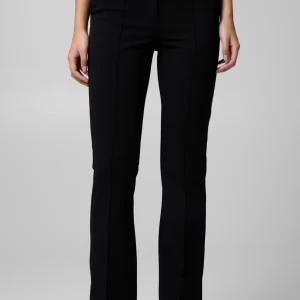 Svarta kostymbyxor - Säljer dessa fina kostymbyxor från bok bok, använd enbart fåtal gånger och ser nästan ut som nya. Säljare pga att de är för stora för mig. De har inga skavanker eller liknande och har fickor på sidorna. De har hög midja, är bootcut och är i storlek 38. Hör av dig vid frågor🥰