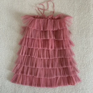 ZARA volangklänning i tyll - Otroligt vacker klänning i tyll från ZARA. Använd i några timmar. Utan anmärkningar, i nyskick.