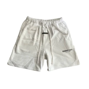 Essentials Shorts - Helt nya Essentials Fear of God shorts i storlek L. Säljer för att de inte passar mig. Loggan reflekterar ljus i mörker och Essentials påse tillkommer