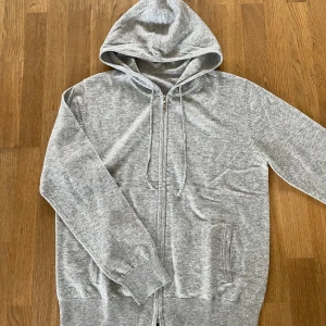 Kashmir/Merinoull Zip Hoodie - En riktigt stilren Kashmir/Merinoull Zip Hoodie i storlek XS!🌟 Perfekt tröja inför sommaren! Bara testad, aldrig använd! Hör av dig vid intresse eller minsta fundering😊