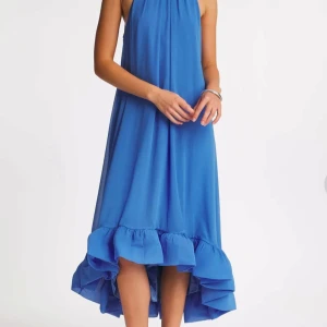 Malina Sabrina Halterneck Klänning – Azure Blue – Strl S – Ny med taggar - Säljer en helt ny, oanvänd “Sabrina Halterneck Ruffled Maxi Dress” från By Malina. Färgen är en fantastisk blå (“Azure Blue”), perfekt för sommarfester, bröllop eller andra speciella tillfällen. Storlek S Alla lappar sitter kvar, och klänningen är helt i nyskick.  Nypris 3300 kr – säljes till fyndpris!