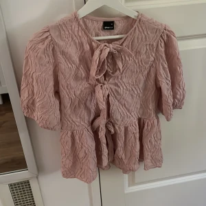 Knyt topp - Snygg knyt topp från Gina i storlek xs. Använd 1 gång.