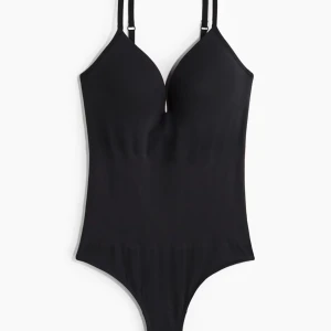 Body med push up - Sömlös stringbody med push up light shape. Väldigt fin body som tyvärr inte passar mig. Den har vadderade kupor och justerbara band. Aldrig använd.