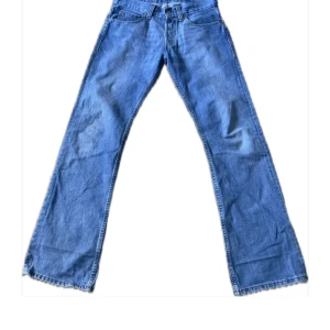 Levi's 512 Bootcut jeans i ljusblå denim - Säljer ett par klassiska Levi's 512 Bootcut jeans i ljusblå denim. Byxorna har fem fickor, normal passform och bootcut-ben. Perfekta för dig som gillar en tidlös jeansstil med lite vidare benslut.