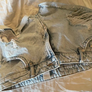 Jeans shorts low waist  - Fina ljusa jeans short som är low waist