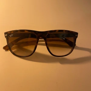 Rayban boyfriend intressekoll - Snygga solglasögon från Ray-Ban med klassisk wayfarer-form och leopardmönstrad båge. Glasen är bruna och bågarna har en cool, brunmelerad look. Perfekta för att lyfta din stil med en ikonisk accessoar. Köpta på synsam för ca 2000kr