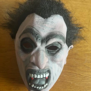 Läskig Halloween-mask - Gör dig redo för Halloween med denna otäcka mask! Denna mask har realistiska detaljer och är perfekt för att fullborda din skrämmande look. Passar perfekt för fester, spökhus eller bara för att skrämma dina vänner. Masken är gjord av hållbar gummi  och har en elastisk rem för en säker passform. Missa inte chansen att bli festens mest skrämmande gäst!  Kan hämtas i Vallentuna.