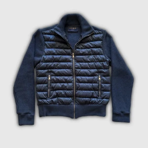 Cardigan jacka - FÖRSÖKER SKICKA SAMMA DAG SOM KÖP!Snygg mörkblå cardigan från vonroe. Nästan slutsåld! Storlek S och passar de som är runt 175. Den är riktigt nice för lite kallare vår/sommarkvällar och också riktigt smidig att ta på sig. Den är aldrig använd så helt perfekt skick! Pris kan diskuteras!