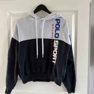 Hoodie Ralph Lauren - Säljer min favorit hoodie från Ralph Lauren, som inte säljs längre🖤använd en del varav priset.