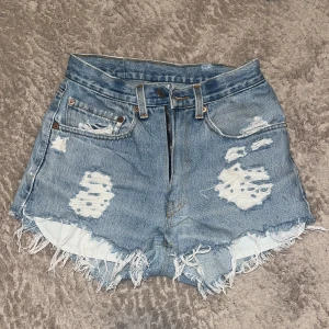 Levis jeans shorts - Jättefina Levis jeansshorts i bra skick! Säljer pga att det är för små. Vet ej vilken storlek då kappen har försvunnit med titta måttet på bild nr3! 