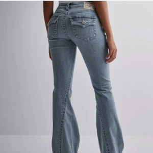 Ljusblå bootcut jeans med fickdetaljer - Säljer dessa populära jeans från Nelly. Säljer pga att dem inte passar. Jeansen är lågmidjade och bootcut passform. Endast använt ett fåtal gånger.