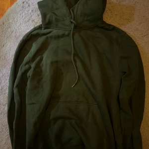 Olivgrön hoodie - Olivgrön hoodie. Unisex, stor i storleken!