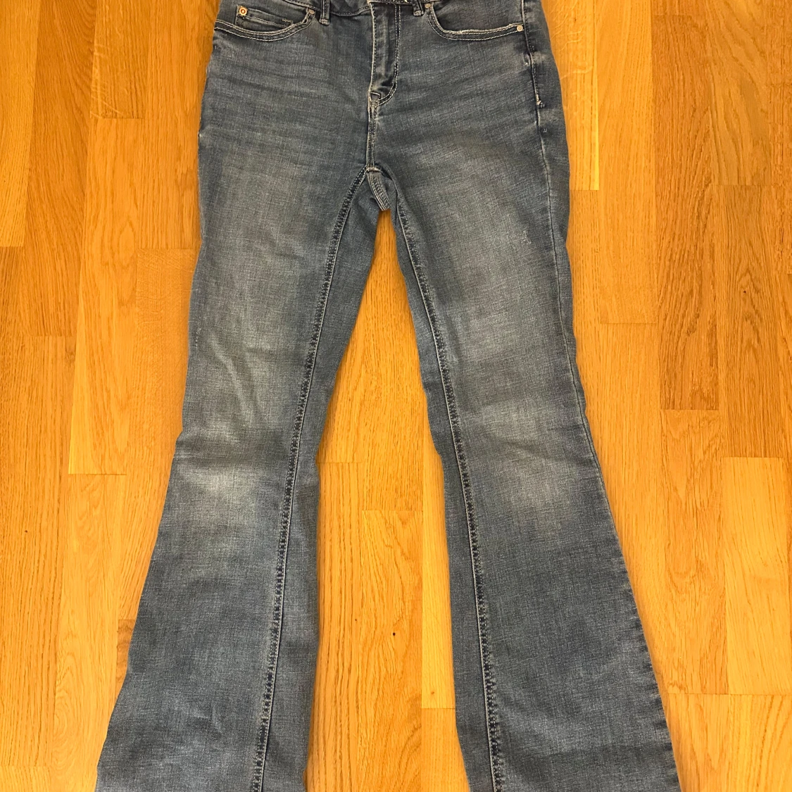 Blå bootcut jeans