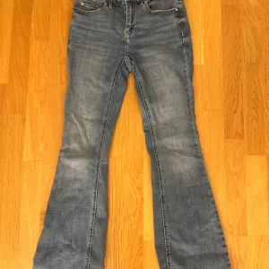 Blå bootcut jeans - Säljer ett par blå bootcut jeans med fickor på rumpan. Ordinarie pris: 549.95kr. Längden på jeansen funkar bra om du är 160 och nedåt