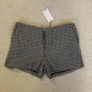 RUTIGA SHORTS - Säljer så fina rutiga shorts som jag tidigare köpt här på Plick. De är endast testade och prislappen är kvar, men var tyvärr för stora på mig. 💕