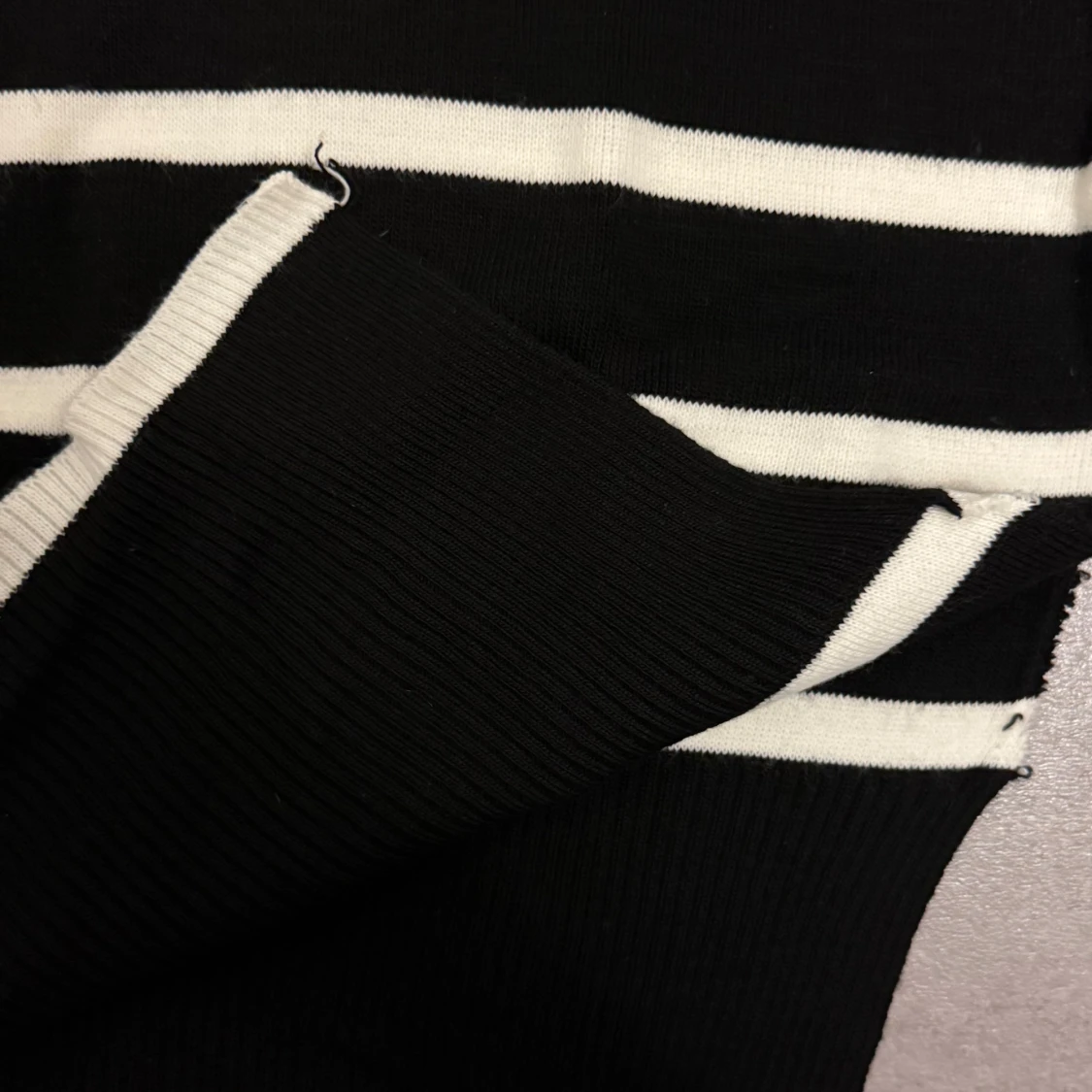 Svart och vit randig stickad tröja - 2
