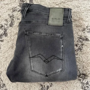 Replay Anbass jeans - Säljer dessa Replay jeans i modellen Anbass! | Skick 9/10 | Nypris +1400kr, säljer endast för 499kr | Hör av dig vid frågor!