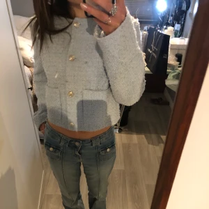 Hm kofta -  Endast testad så jättebra skick nypris 449 mitt pris 165 storlek M men passar mig som har xs i vanliga fall💓