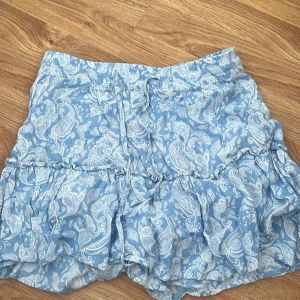 Blå kjol Zara - Säljer denna fina kjol ifrån Zara då den är för liten, den är i storlek s men basar xs/s💕