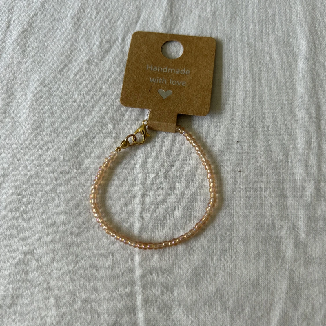 Pärlarmband med guldfärgat lås