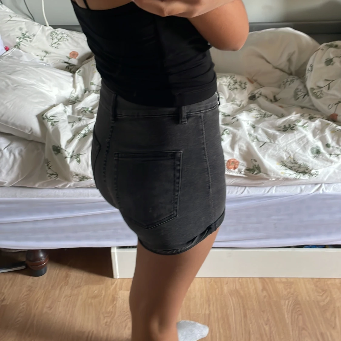 Svarta highwaisted jeansshorts - 1