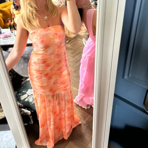 Adoore klänning - Säljer min otroligt fina balklänning från Adoore 🥹🧡 Använd endast på balen! 