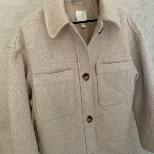 Beige/naturvit overshirt från H&M - Säljer en beige overshirt från HM