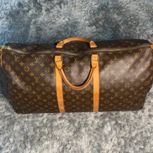 Louis Vuitton *2004 Keepall 60 - Louis Vuitton Keepall 60, Tillverkad Juli 2004 i Frankrike  Storlek: 60, Oerhört rimlig. Skick: Mycket fint skick, ~8/10 Pris: 9900kr Frakt: (Hemlevererat spårbart)📦  Tveka inte att höra av dig vid minsta frågan!
