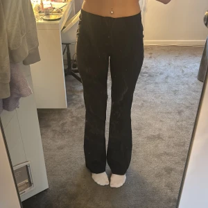 Svarta bootcut byxor från Madlady - Säljer ett par svarta bootcut kostymbyxor från Madlady i modellen Tall. Byxorna har hög midja med utsvängda ben. Byxorna är i storlek 34-tall