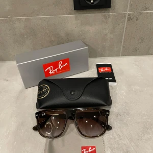 RayBan boyfriend solglasögon - Snygga Ray-Ban boyfriend solglasögon (mindre modellen) med fyrkantiga brunmelerade bågar och mörka tonade glas. Klassisk modell med Ray-Ban-logga på linsen och skalmen. Kommer med originalfodral och putsduk. Relativt nya, köptes förra sommaren på synsam, lite små repor på glaset och en liten buckla på ramen efter att jag tappade dom, men syns inte mer i verkligheten än vad som syns på bilderna, Hör av er vid frågor🤩