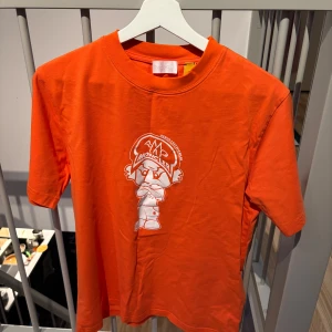Moncler tshirt  - En orange moncler tshirt i collab med Genius. Sällsynt plagg i storlek M