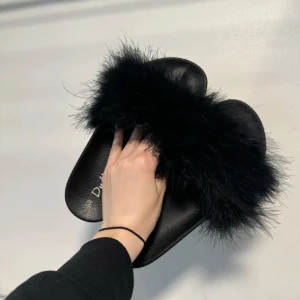 Tofflor - Flufftofflor från Duffy. I storlek 39. Passar jättebra till sommaren.