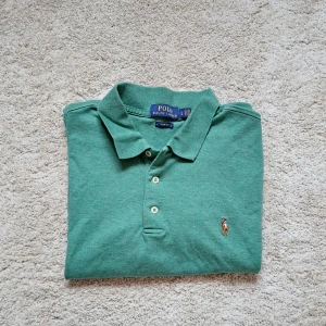 Grön Ralph Lauren pike - Stl M - Hej säljer en snygg pike från Ralph Lauren. Färgen är grön. Mycket bra skick! Stl: L. Modellen är slim fit! Hör av dig om du har några frågor. Mvh Galgen 🤗