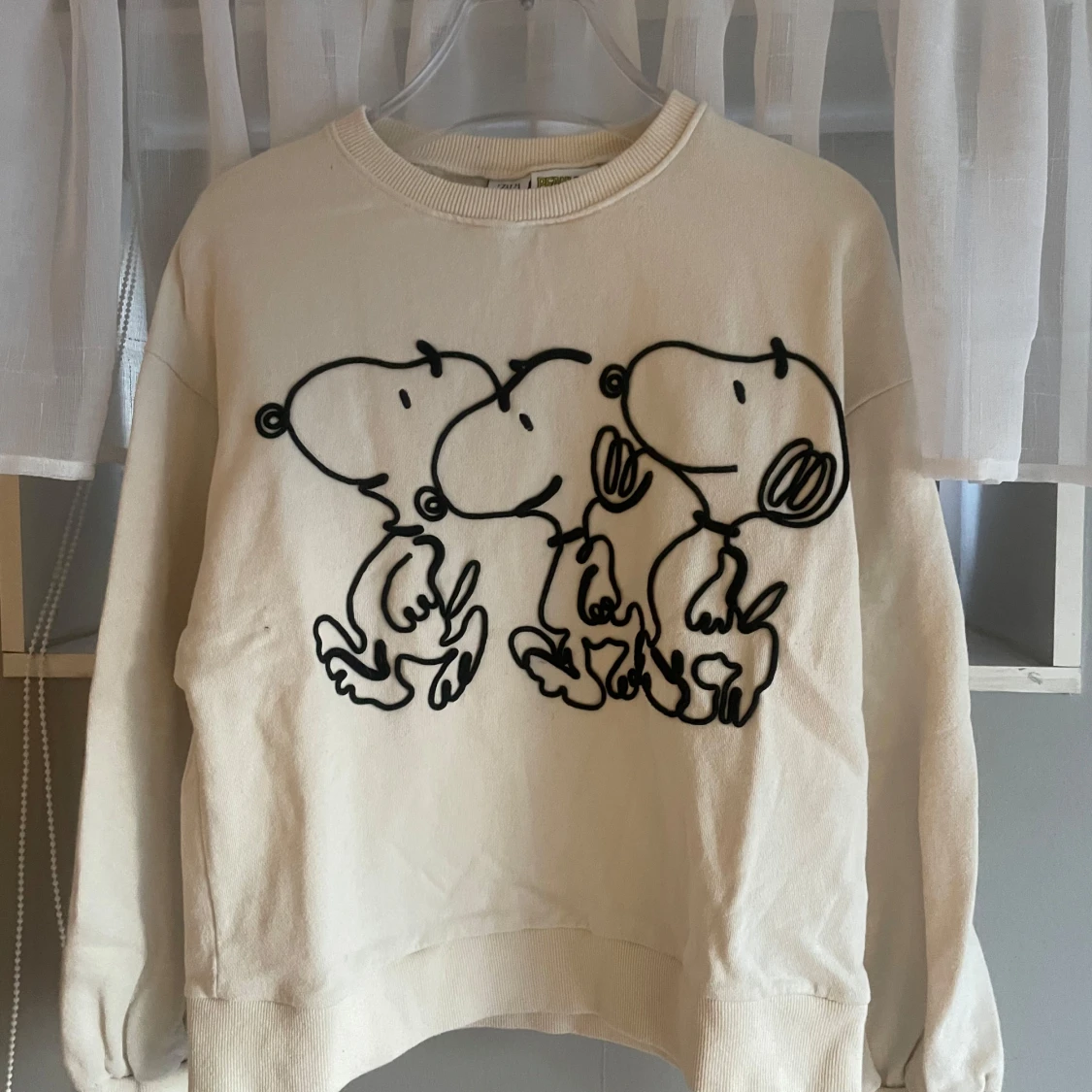 Vit sweatshirt med Snoopy-tryck från Zara x Peanuts