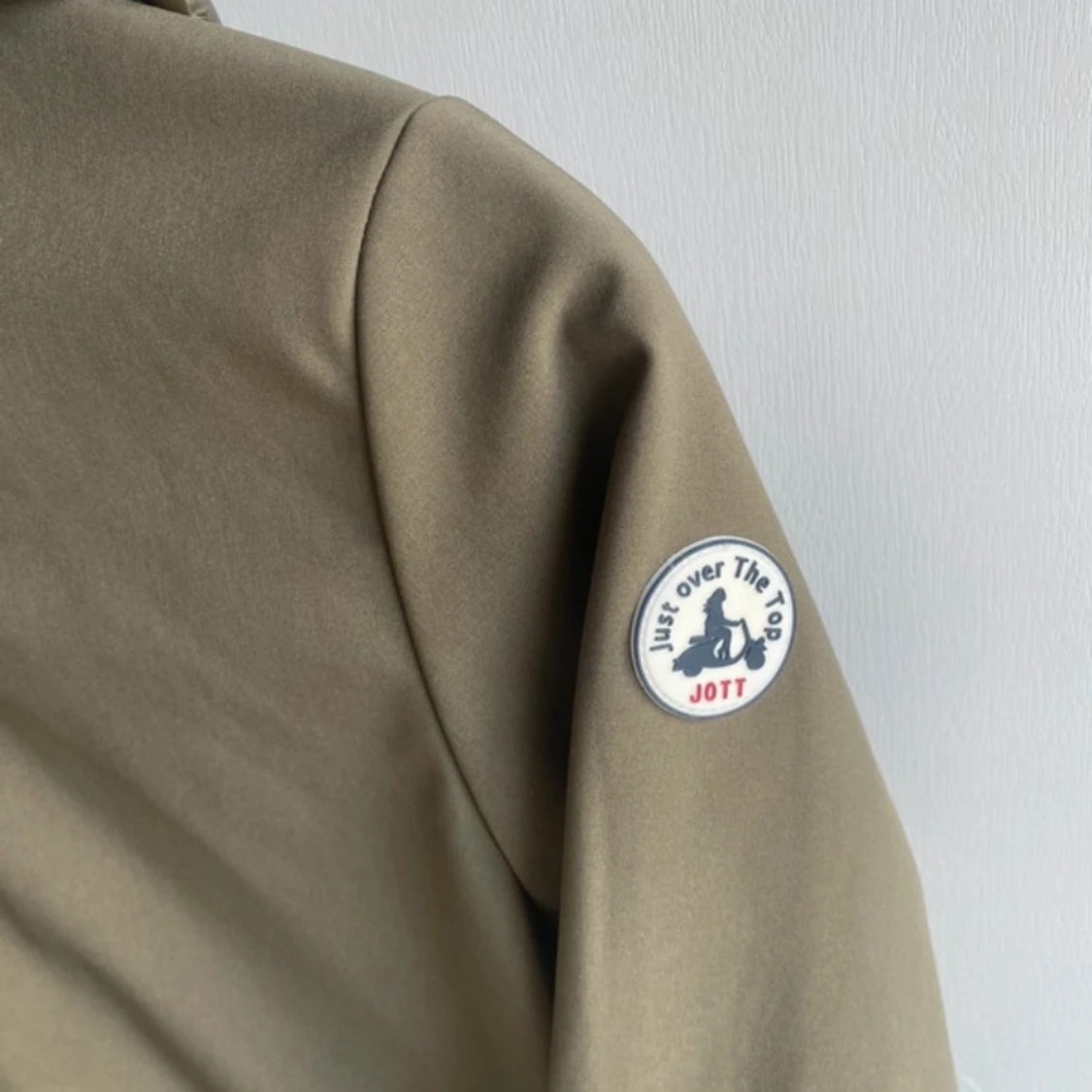 Olivgrön jacka med luva från JOTT - 1