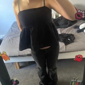 Svart linnetopp från Gina Tricot - Säljer en svart, luftig linnetopp från Gina Tricot  har använts ett fåtal gånger säljer för att den inte e min still 