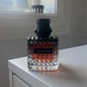 Valentino born in roma intense  - Helt fylld och oanvänd parfym från valentino! Luktar så gott☺️