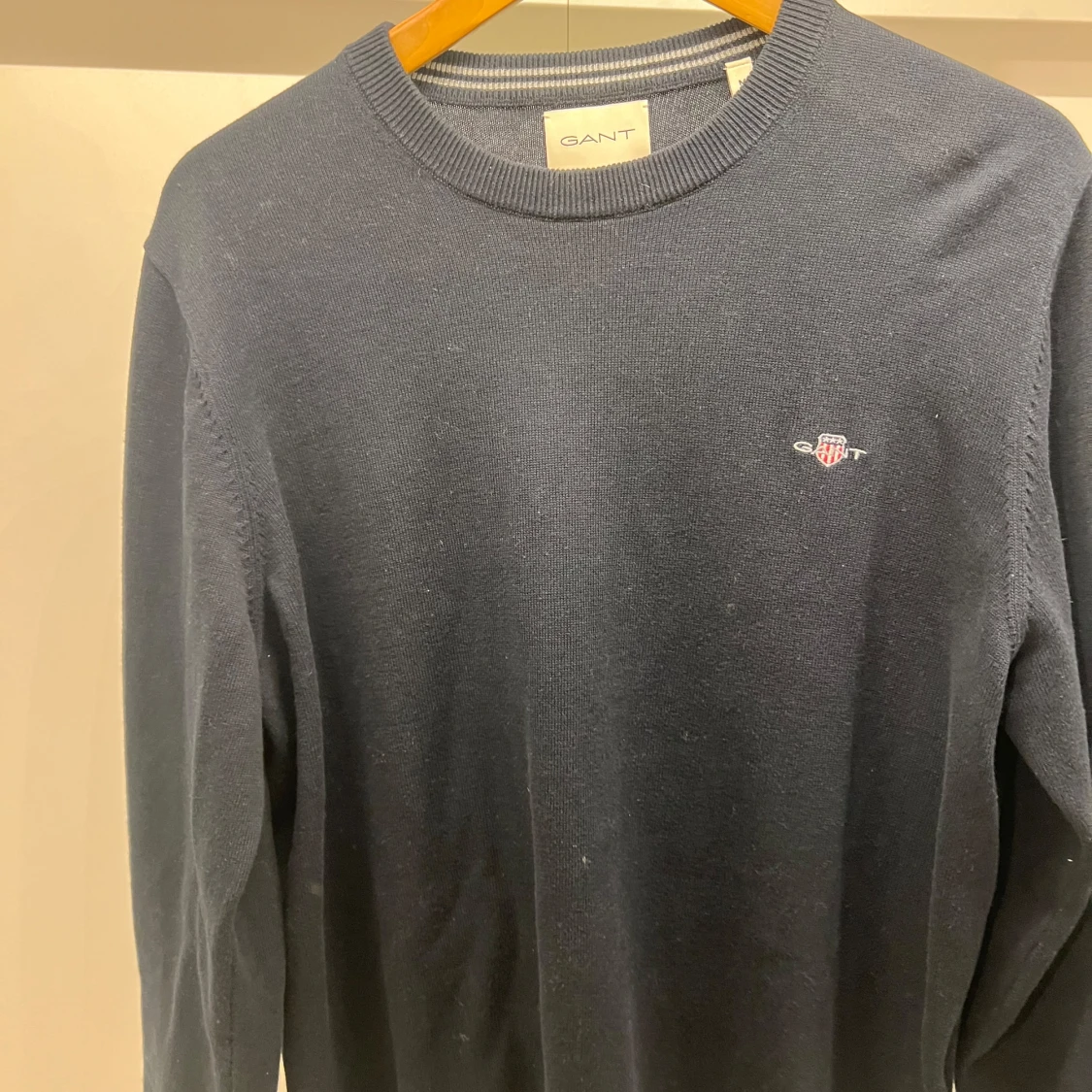 Mörkblå stickad tröja från GANT
