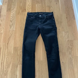 Svarta nudie jeans - Svarta nudie jeans i riktigt bra skick!