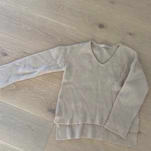 Kashmirtröja  - Fin kashmirtröja från gesutz. Strl xs. Knappt använd då den var lite för tight på mig för min smak på stickade. Blandmaterial har jag för mig så inte bara Kashmir.