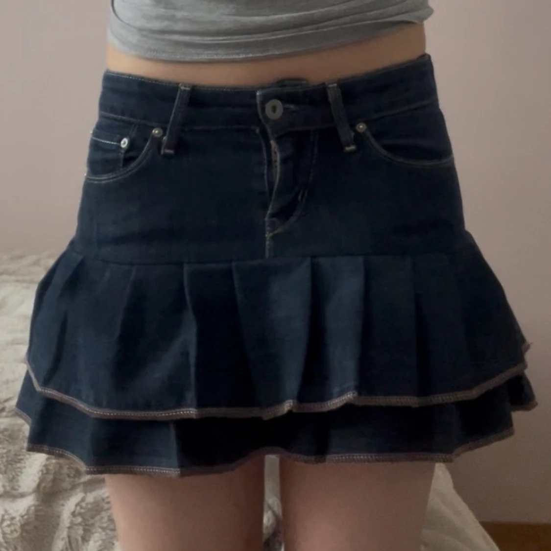 Mörkblå jeanskjol med volang - 2