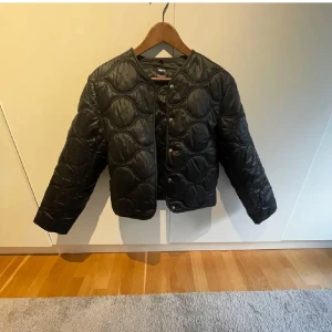mango jacka - super fin vårjacka från mango som är strl XS den är fortfarande i super fint skick, skriv om ni undrar något pris kan även diskuteras vid snabb affär!!🥰🥰