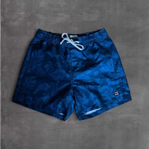 Billabong Badbyxor - Hej! Säljer dessa Badbyxor från Billabong i storlek S. Perfekt nu till sommaren. Badbyxorna är helt oanvända i nyskick.  Nypris 700kr mitt pris 260kr.  Skriv vid frågor eller funderingar.