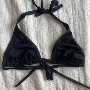 Svart bikini topp - Svart bikini topp. Storlek L. Ljusterbar. 